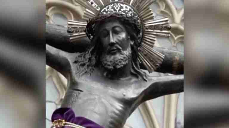 Limpieza del Cristo negro de Lepanto revela que su color original no era negro sino suciedad acumulada