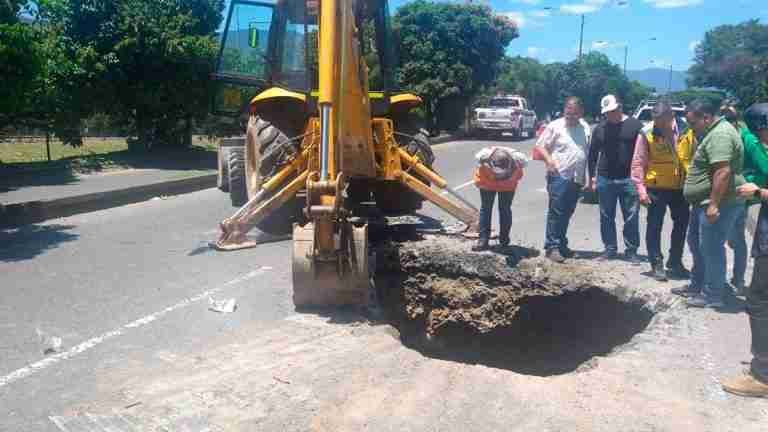 Por hundimiento de vía en la avenida regional cierran paso vehicular en Tricentenario