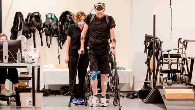 Hombre con cuadriplejía recupera la capacidad de caminar después de implantes cerebrales y de columna
