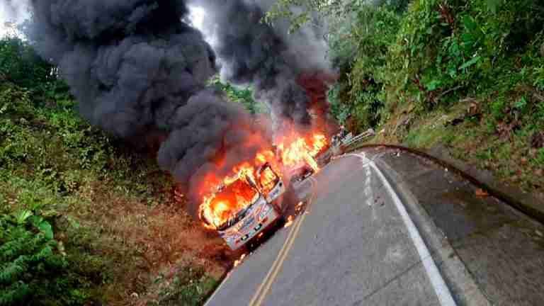 ELN incendió dos buses en la vía Quibdó – Pereira