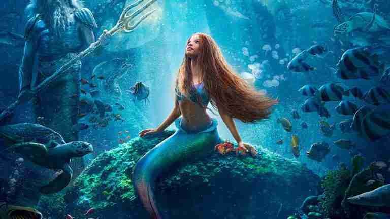 ‘La Sirenita’: Halle Bailey cautiva a críticos y desafía la polémica en su interpretación de Ariel