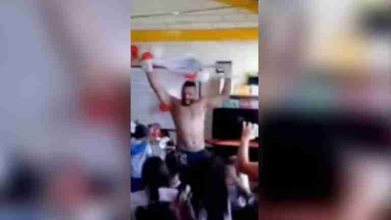¡Escándalo en Andes! Un docente realizó un “striptease” delante de sus estudiantes