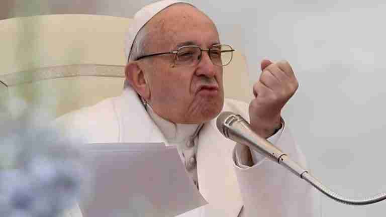 Regañada por el papa Francisco resultó una mujer que le pidió la bendición para su perro