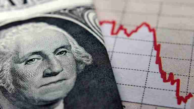 Así cierra el dólar la jornada y el mes