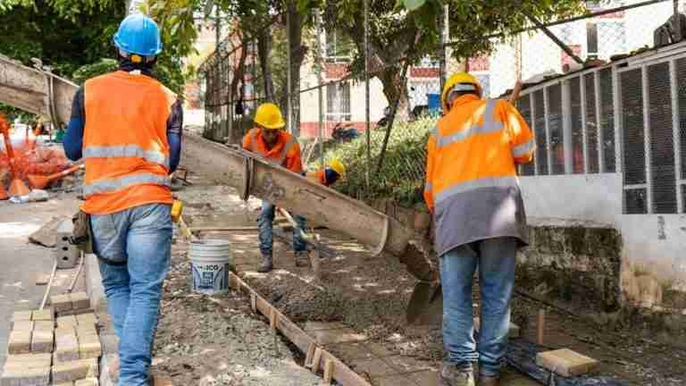 En Medellín se construyen 4 mil metros de andenes para mejorar la movilidad peatonal