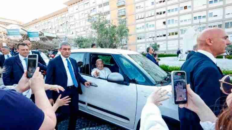 El papa Francisco salió del hospital: fue dado de alta tras cirugía abdominal 