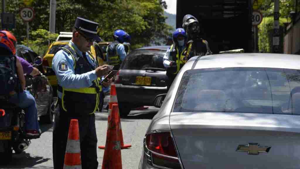 Agente de tránsito de medellin en un reten