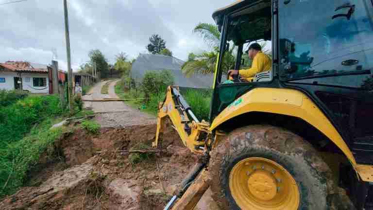 Avanzan las obras para recuperar la vía de la vereda La Palma del Carmen de Viboral afectada por las lluvias de los últimos días