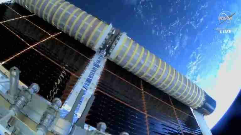Así despliegan paneles solares en la Estación Espacial Internacional