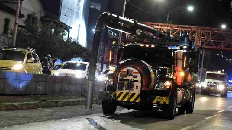 Intervención estratégica: comenzó la limpieza de 14 deprimidos viales en Villanueva para prevenir emergencias