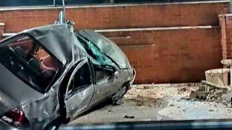 ¡Impresionante! Vehículo cayó de parqueadero en El Poblado