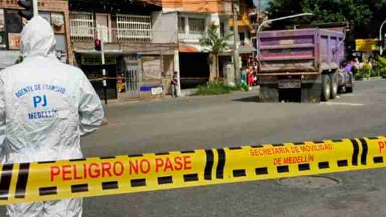 Trágico accidente en Medellín: pareja muere en choque de motocicleta con volqueta