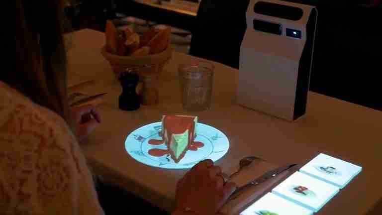 ¿Adiós a las cartas de los restaurantes? HoloLamp proyecta los platos directamente en la mesa