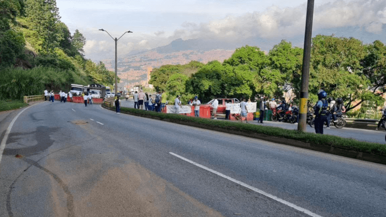 Habitantes del barrio la Gabriela bloquearon la Autopista Medellín – Bogotá en ambos sentidos de la vía.