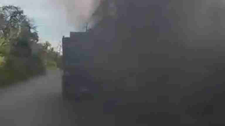 Conductores se quejaron de esta volqueta ‘chimenea’ que se desplazaba por las vías de Antioquia.