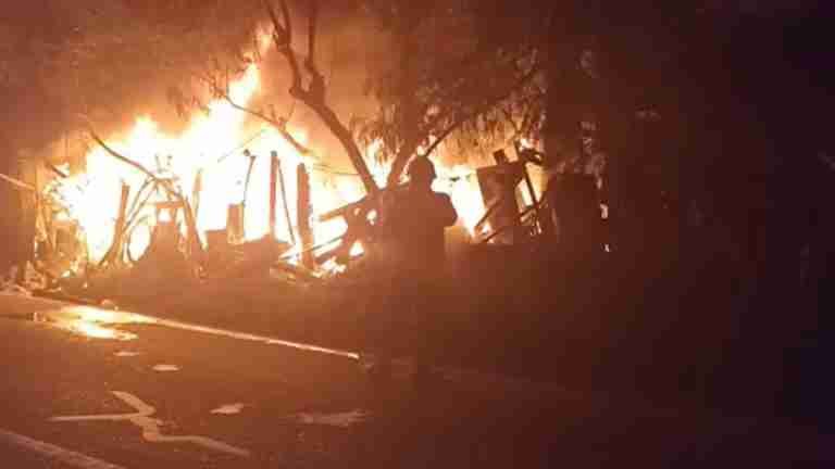Incendio en Barbosa acabó con la casa de un adulto mayor y dejó una mascota muerta
