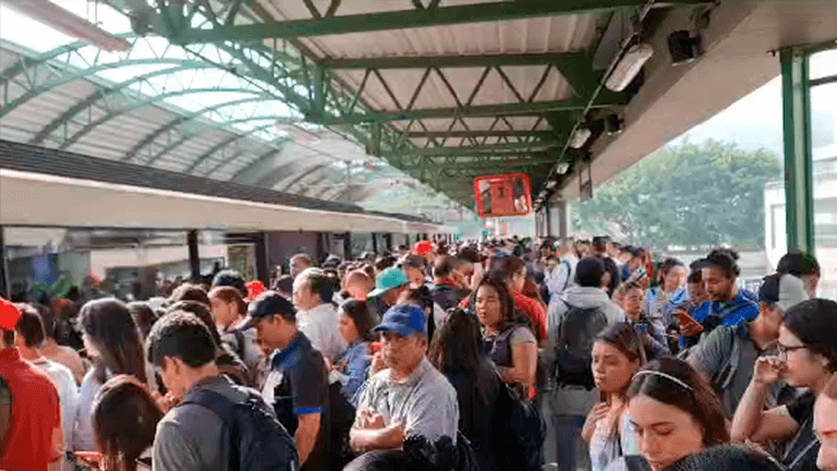 Por segundo día consecutivo, usuarios del Metro de Medellín sufren retrasos por fallas técnicas