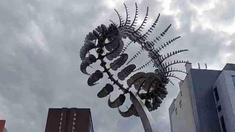 Escultor cinético crea criaturas alienígenas impulsadas por el viento en el centro de Montreal