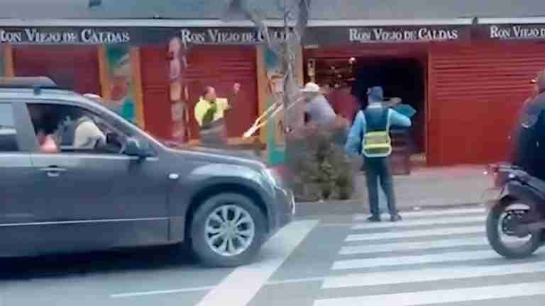 Funcionario de espacio público de Envigado se enfrentó a golpes con un migrante en muletas