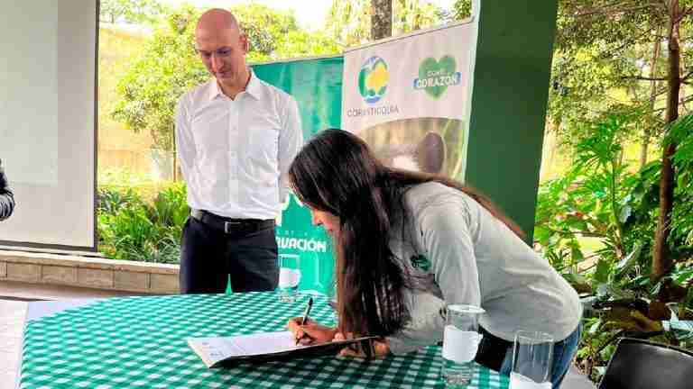 Firman acuerdo de cooperación para la conservación del medio ambiente en el Departamento
