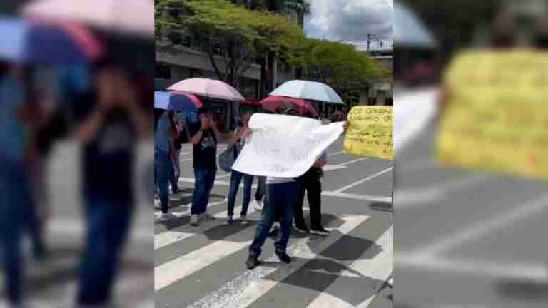 Empleados de aseo de colegio de Medellín protestan por no pago de su salario 