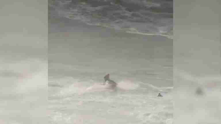 Surfista es rescatado de ser arrasado por una gigantesca ola en Portugal