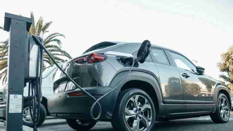 El aumento en los impuestos podría disparar los precios de los carros eléctricos en Colombia