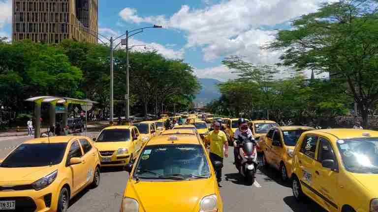 Taxistas de Medellín se manifestaron por el alza constante de la gasolina