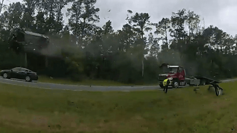 En impresionante accidente de tránsito, un vehículo literalmente voló al chocar con una grúa