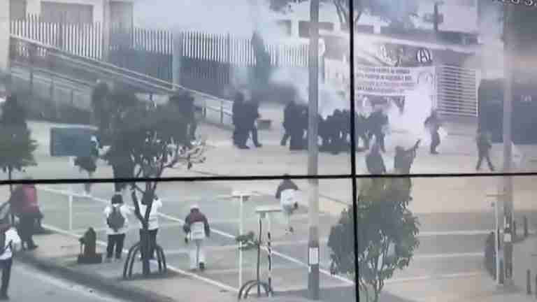 Disturbios en Bogotá: encapuchados hieren a oficial del ESMAD