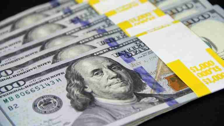 A pesar de las reformas el dólar cierra a la baja