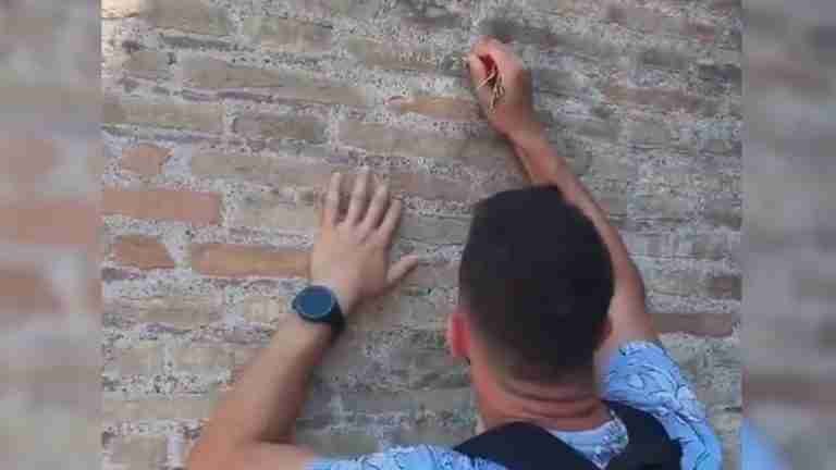 Indignación en Italia por turista que escribió el nombre y el de su novia en patrimonio histórico del Coliseo de Roma