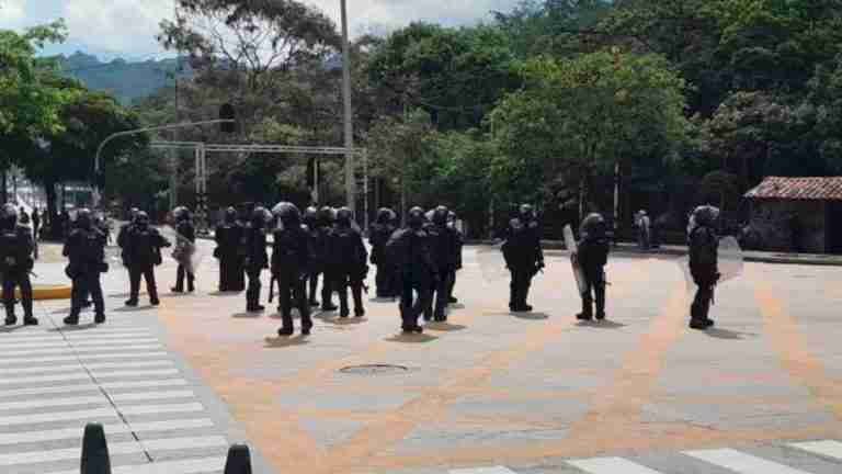 ¡Atención! A esta hora el Esmad hace presencia en la UdeA por manifestación ciudadana