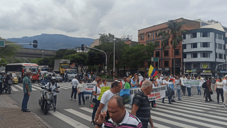 Habitantes de corregimientos de Medellín protestan por aumento de impuesto predial  