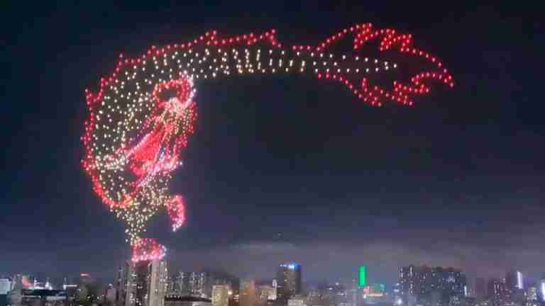 Drones luminosos reemplazan a los fuegos artificiales en espectacular festival chino