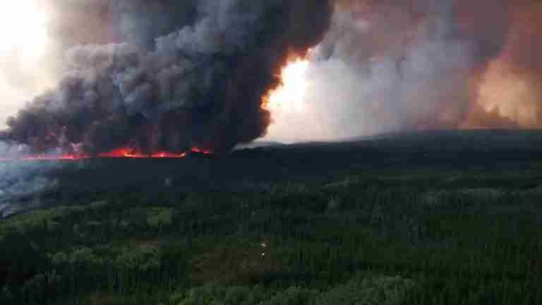 Más de 430 incendios forestales activos en Canadá ponen en riesgo la salud de los ciudadanos