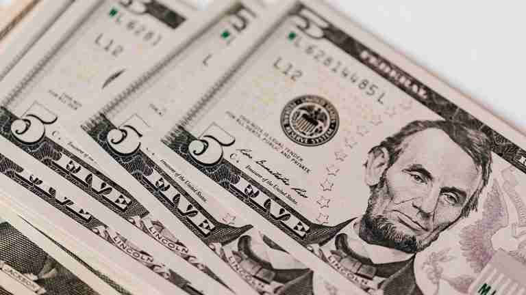 En el precio más bajo del año, así cerró el dólar hoy 