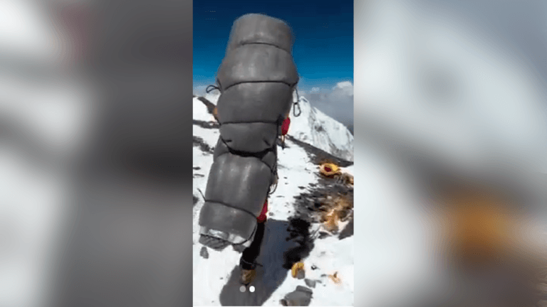 Inesperado rescate en la ‘zona de la muerte’ del Everest