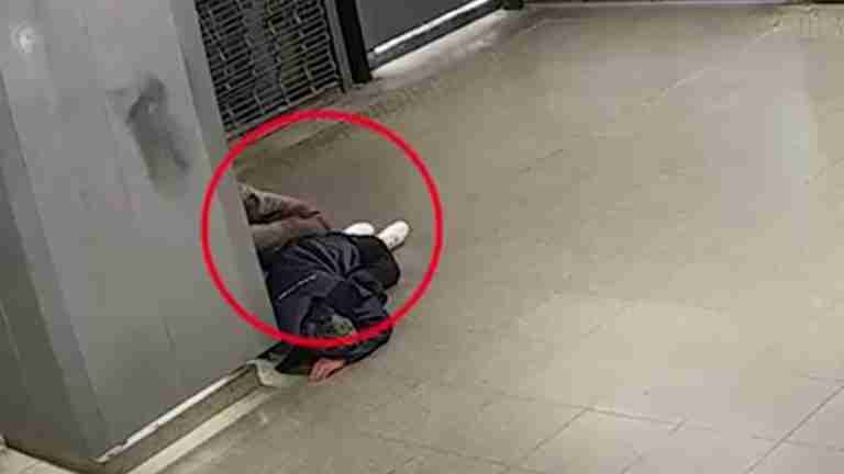 Ladrón intenta robar a un indigente dormido, pero su plan se desmorona
