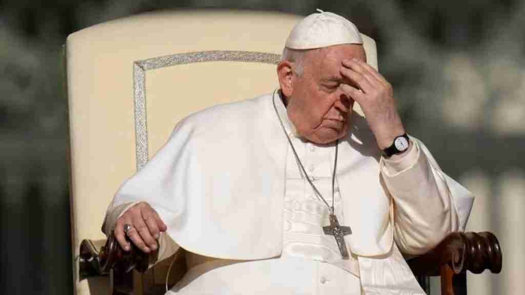 papa francisco sentado