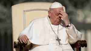 papa francisco sentado