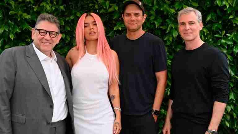 Karol G firma un nuevo contrato con Interscope después de su exitoso debut en las listas de éxitos