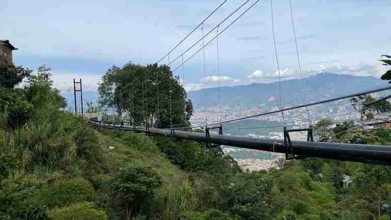 El Distrito y Empresas Públicas de Medellín llevan el primer alcantarillado aéreo a comunidades sin acceso a saneamiento básico