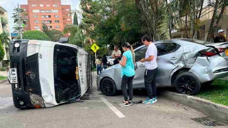 Volcamiento de vehículo escolar en sector de la Cuarta Brigada dejó tres lesionados