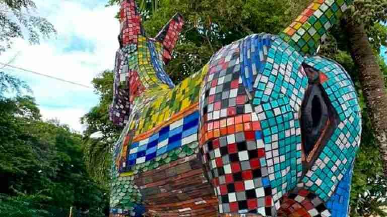 Polémica escultura de una burra en Sincelejo es retirada