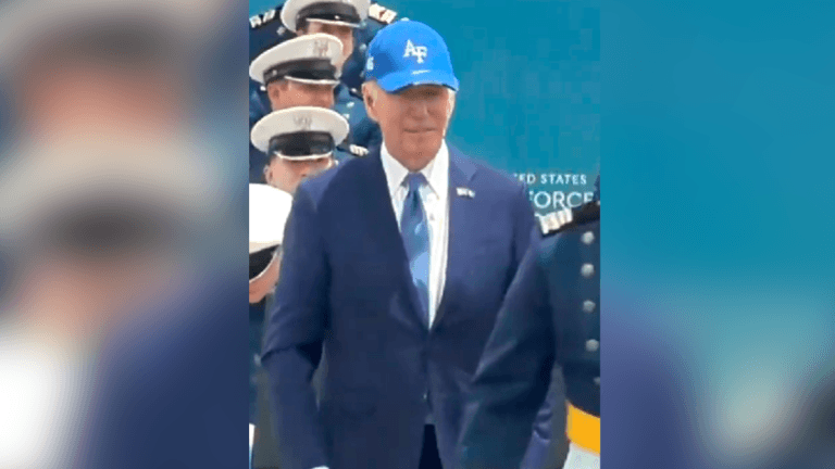 ¡Salió ileso! El presidente Joe Biden se cayó en pleno evento público 