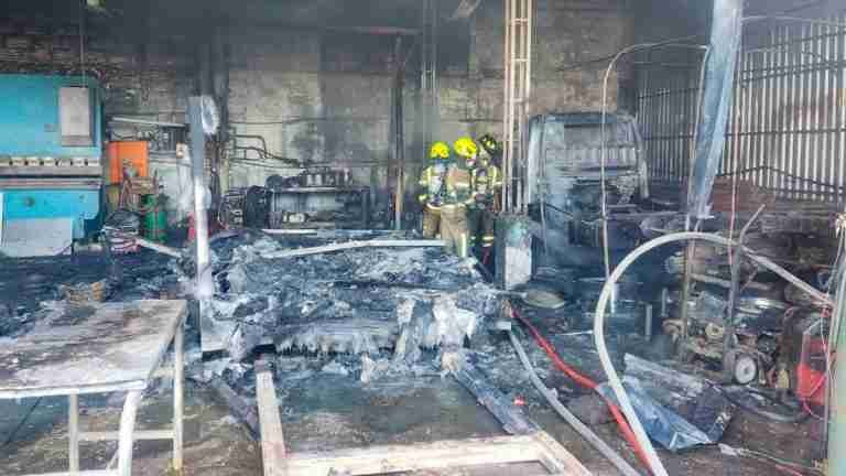 Bomberos Medellín controló incendio en parqueadero en Altavista 
