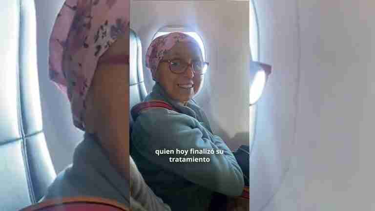 Pilotos felicitan durante el vuelo a una pasajera que venció al cáncer