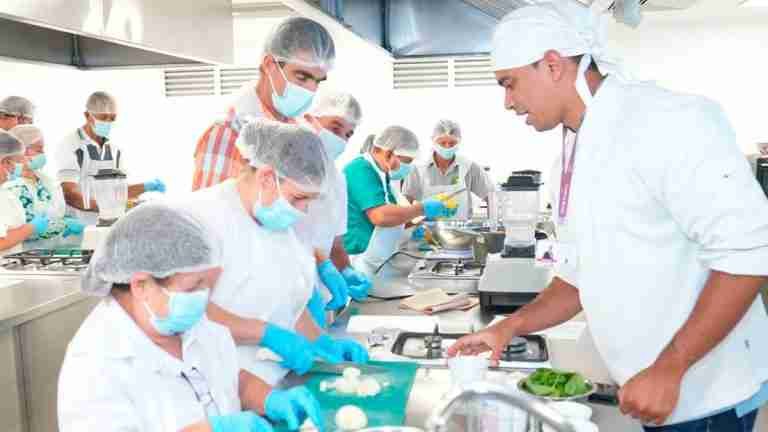 En Medellín más de 150 agricultores aprenden a transformar alimentos para reducir desperdicios
