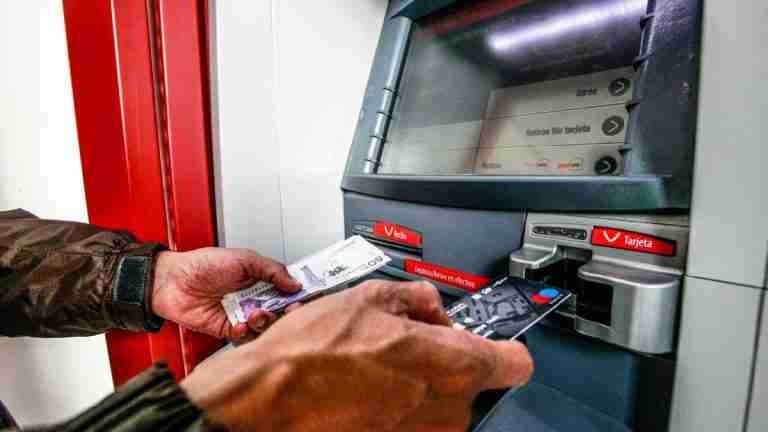 ¿Qué haría usted?: Cajero automático entregó dinero de más durante 1 hora en un supermercado